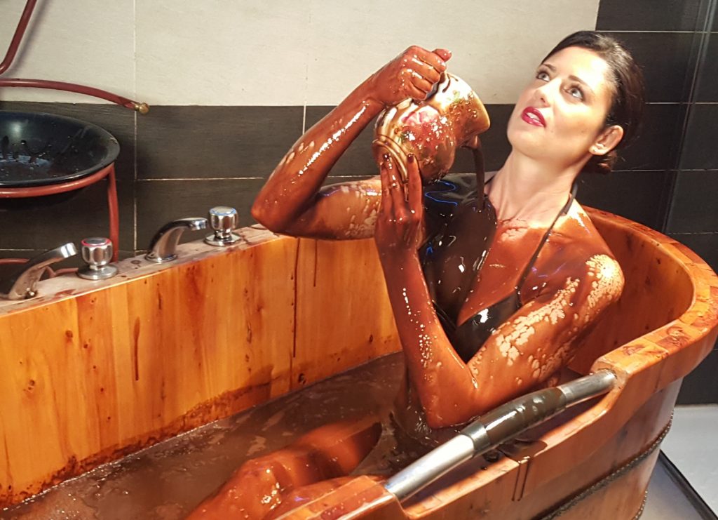 Daniela Ferolla deliziata dal provare il Bagno nel Cioccolato