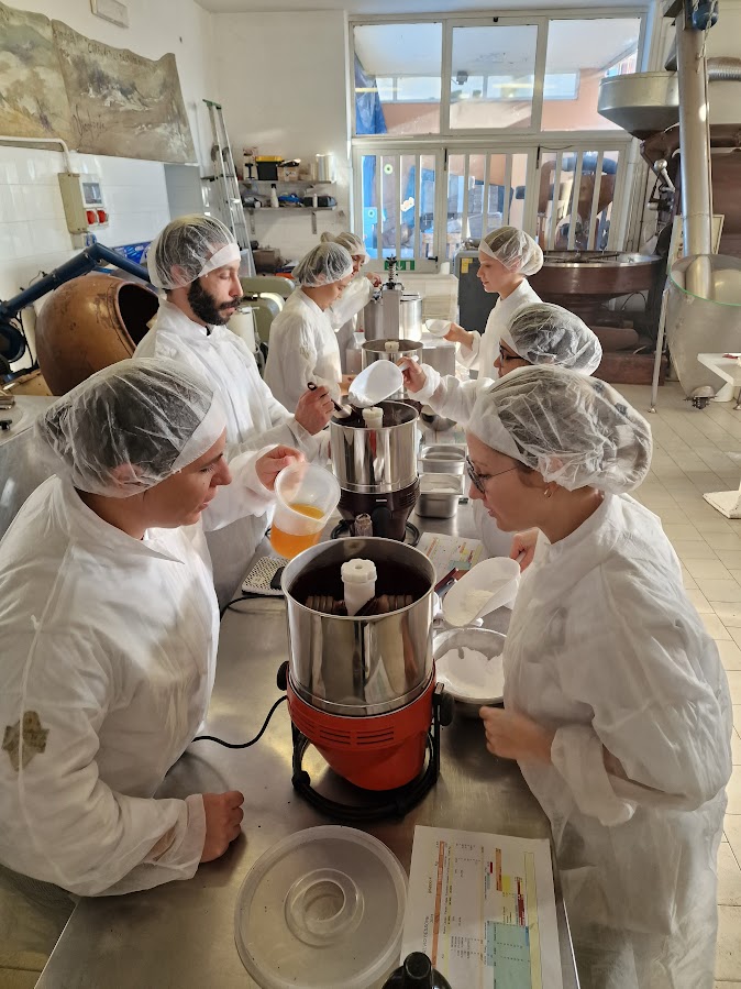 Un gruppo di giovani allevi sta preparando la loro ricetta con le piccole macine in pietra
