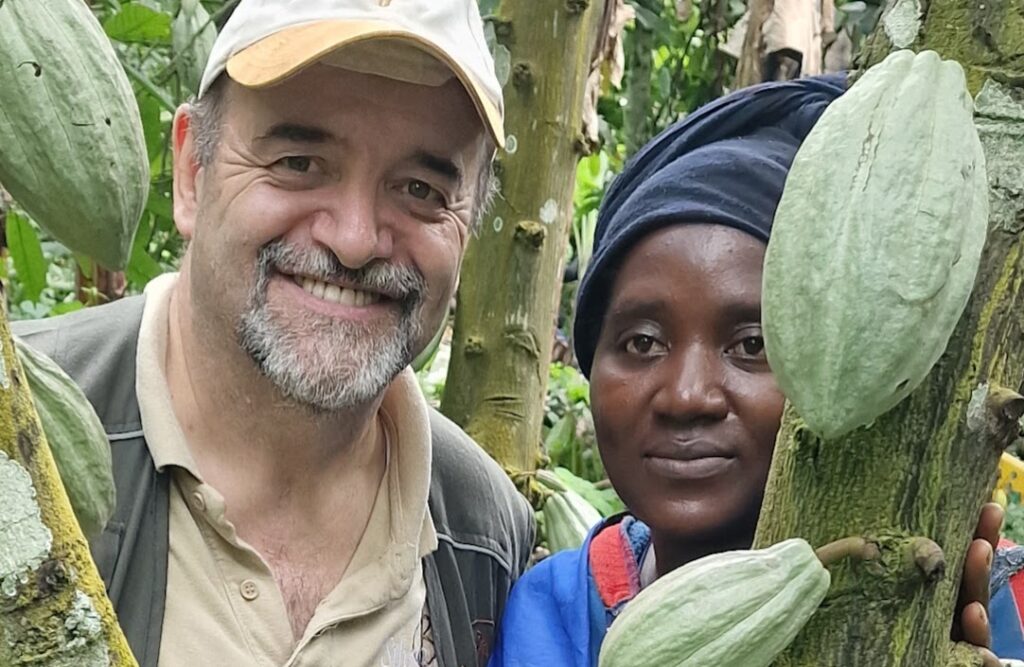 Produttrice di cacao del Camerun e Silvio Pietro Bessone durante il lavoro di campo per la filiera Tree to Bar Cacao&Friends