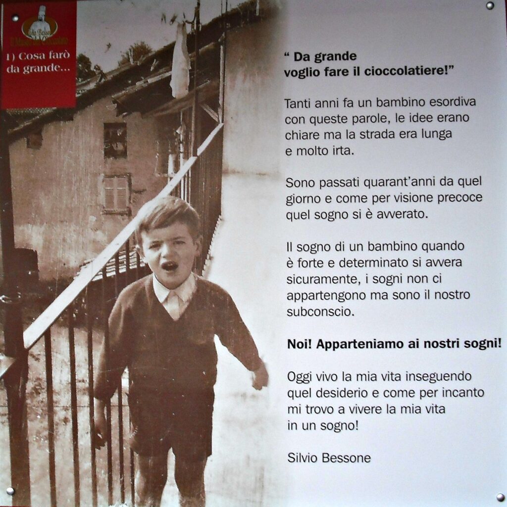 Molti anni dopo, quel sogno di un bambino è diventato realtà. Questa fotografia accoglie ancora oggi i visitatori all'ingresso del mio piccolo CioccoMuseo. Ogni volta che la guardo, mi ricorda da dove tutto è cominciato.